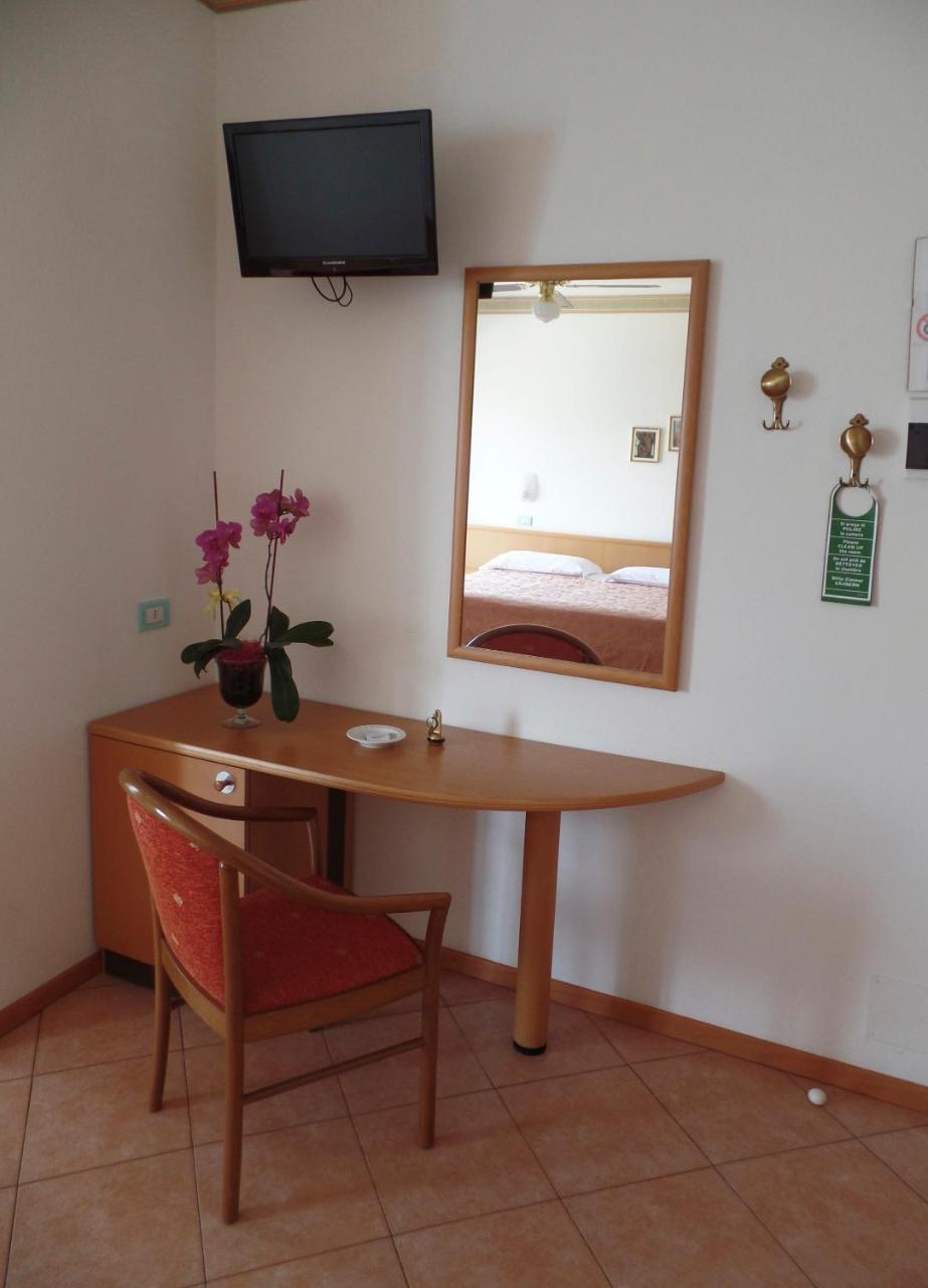 Piccolo Hotel Direkt Am See Brenzone sul Garda Εξωτερικό φωτογραφία